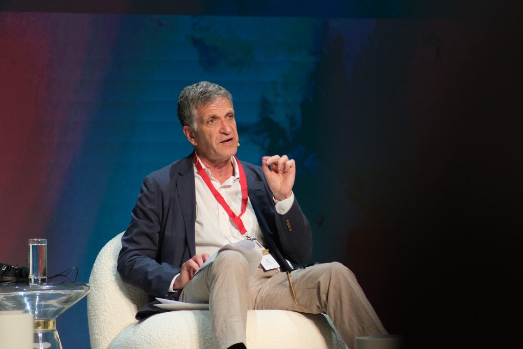 Jeffrey Kopstein: Πιο παραγωγικό να βλέπουμε τους νέους αυταρχικούς ηγέτες ως «νονούς»
