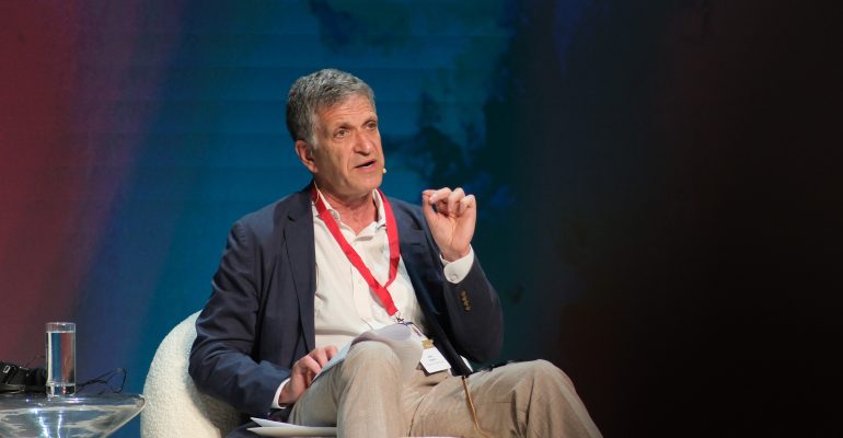 Jeffrey Kopstein: Πιο παραγωγικό να βλέπουμε τους νέους αυταρχικούς ηγέτες ως «νονούς»