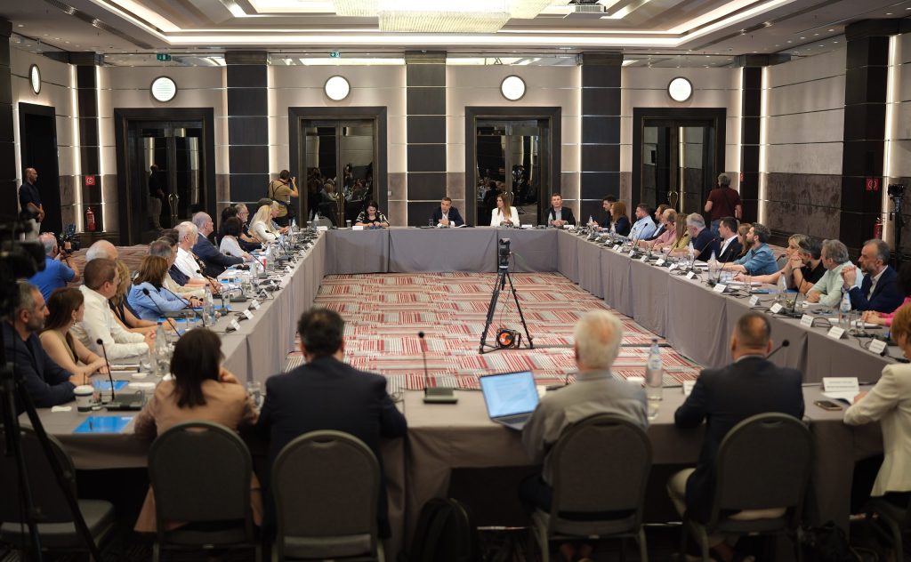 Αλ. Τσίπρας – Συνεδρίαση Τομεαρχών της ΕΛΑΣ: Οι πολίτες περιμένουν να αναστηλώσουμε αυτονόητες κοινωνικές και πολιτικές αρετές, όπως η εντιμότητα, η εμπιστοσύνη, η αφοσίωση στο λαό και την πατρίδα